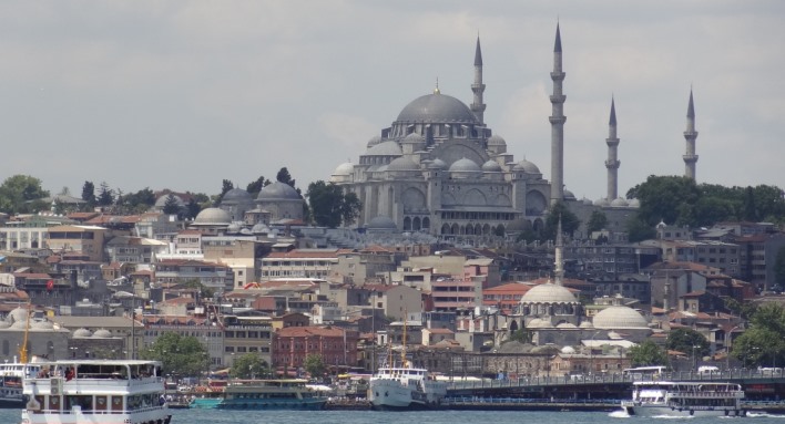 Súd v Istanbule prepustil troch novinárov obvinených zo šírenia teroristickej propagandy